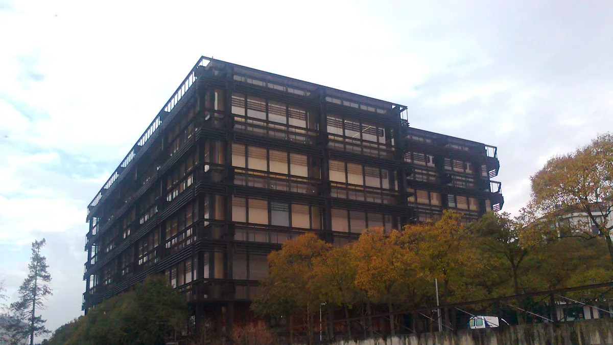 El Edificio de Ferro del campus de Ourense de la Universidad de Vigo, entre árboles de otoño