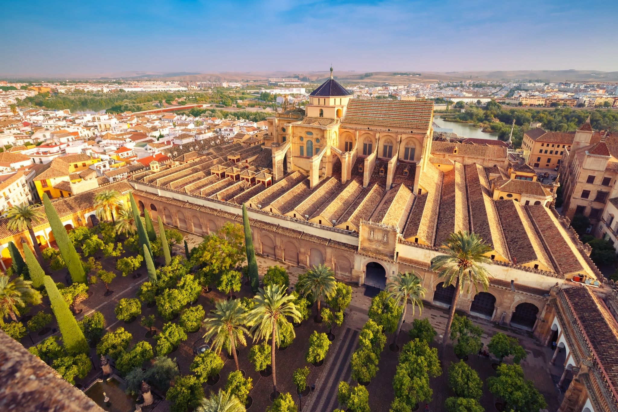 Dron colisiona con la torre campanario de la Mezquita-Catedral de Córdoba