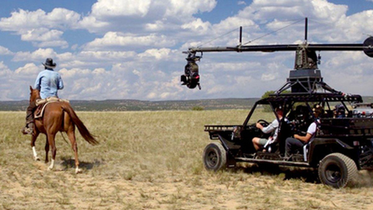 Equipo de rodaje audiovisual con dron en producción profesional
