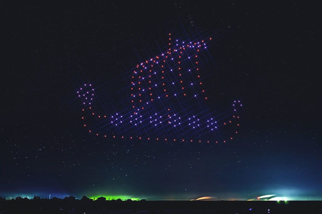 Espectáculo luminoso de drones en la moda