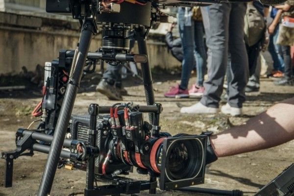 Drones en el cine: rodaje cinematográfico con plataforma aérea