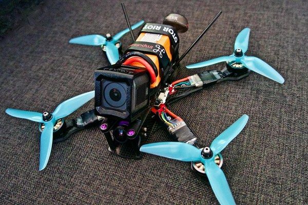 Drones FPV: dron freestyle de visión en primera persona
