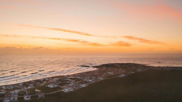 Paisaje costero al atardecer desde un dron