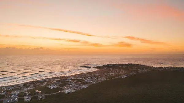 Paisaje costero al atardecer desde un dron