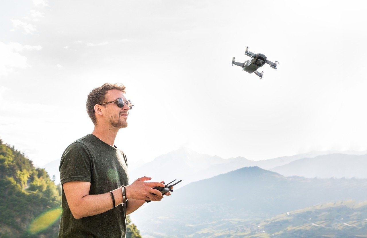 Piloto de drones preparando una operación en categoría específica