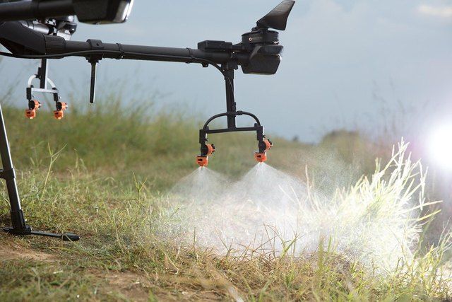 Detalle de las boquillas de pulverizacion de un dron agricola