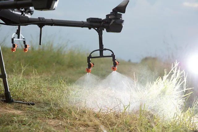 Detalle de las boquillas de pulverizacion de un dron agricola