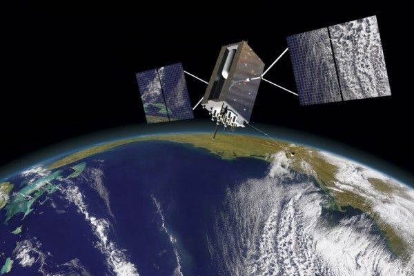 Receptor GNSS de un dron recibiendo señales de varios satélites