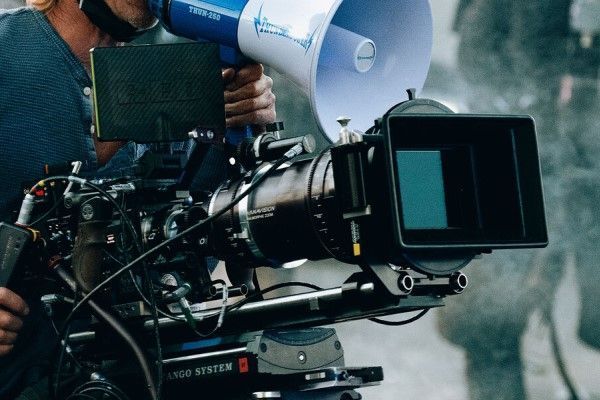 Grabar vídeos cinematográficos con dron - guía técnica 2026
