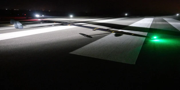 El Apus Neo en la pista del Canarias Stratoport, de noche