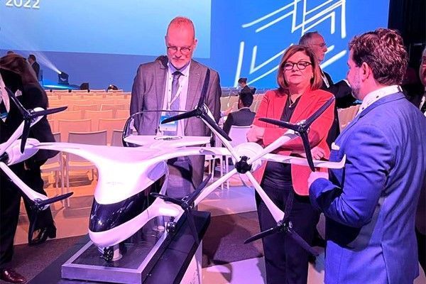 Comisaria de Transporte de la UE, Adina Valean, observa un modelo a escala de un taxi aéreo eVTOL