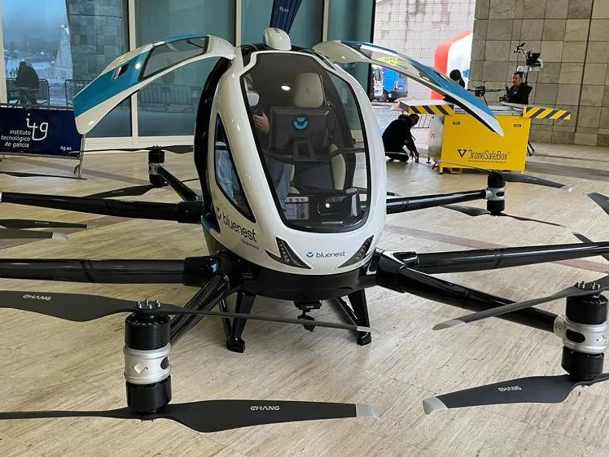 Un aerotaxi sobrevolando una ciudad, ejemplo de movilidad aérea urbana
