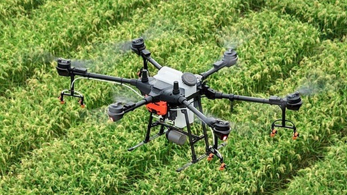 Dron DJI Agras pulverizando fitosanitarios sobre cultivo
