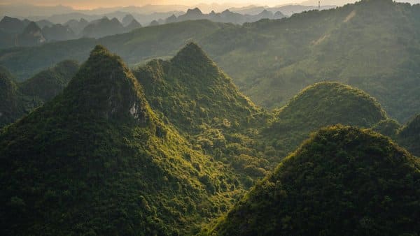 Paisaje kárstico de Guangxi, China: montañas para volar drones en zonas rurales