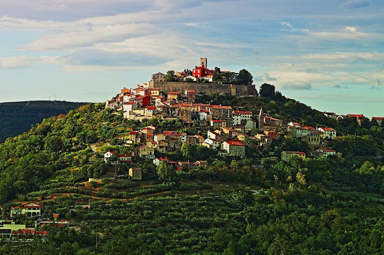 Istria interior en Croacia (Motovun): colinas y vinedos para volar drones en categoria abierta