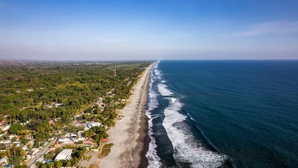 Playa de El Cuco, El Salvador: costa del Pacífico para volar drones