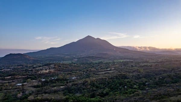 Ruta de las Flores, El Salvador: montañas y cafetales para volar drones