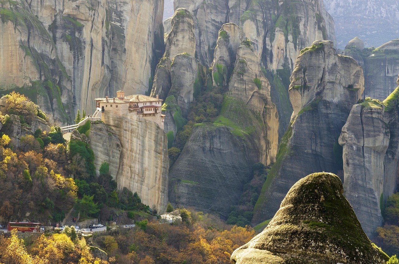 Meteora en Grecia: formaciones rocosas para volar drones manteniendo distancia de los monasterios