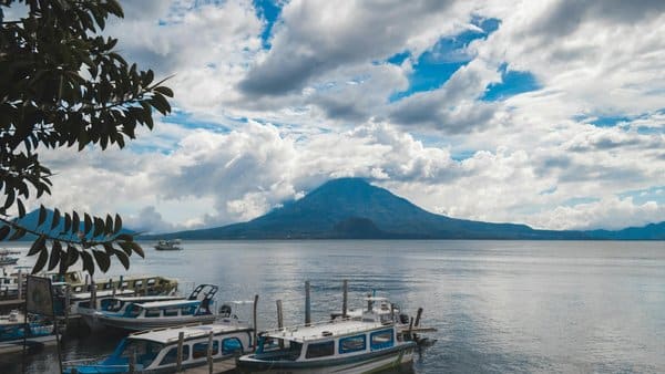Lago de Atitlán, Guatemala: lago volcánico para volar drones fuera de núcleos urbanos