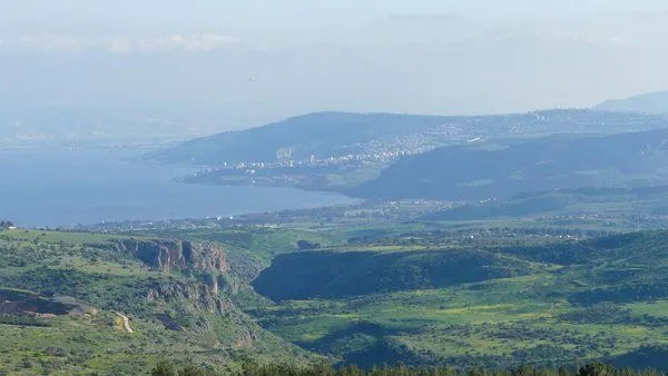 Galilea, Israel: paisaje verde del norte para volar drones