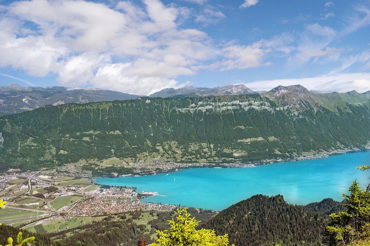 Region de Interlaken en Suiza: lagos Thun y Brienz para volar drones en categoria abierta