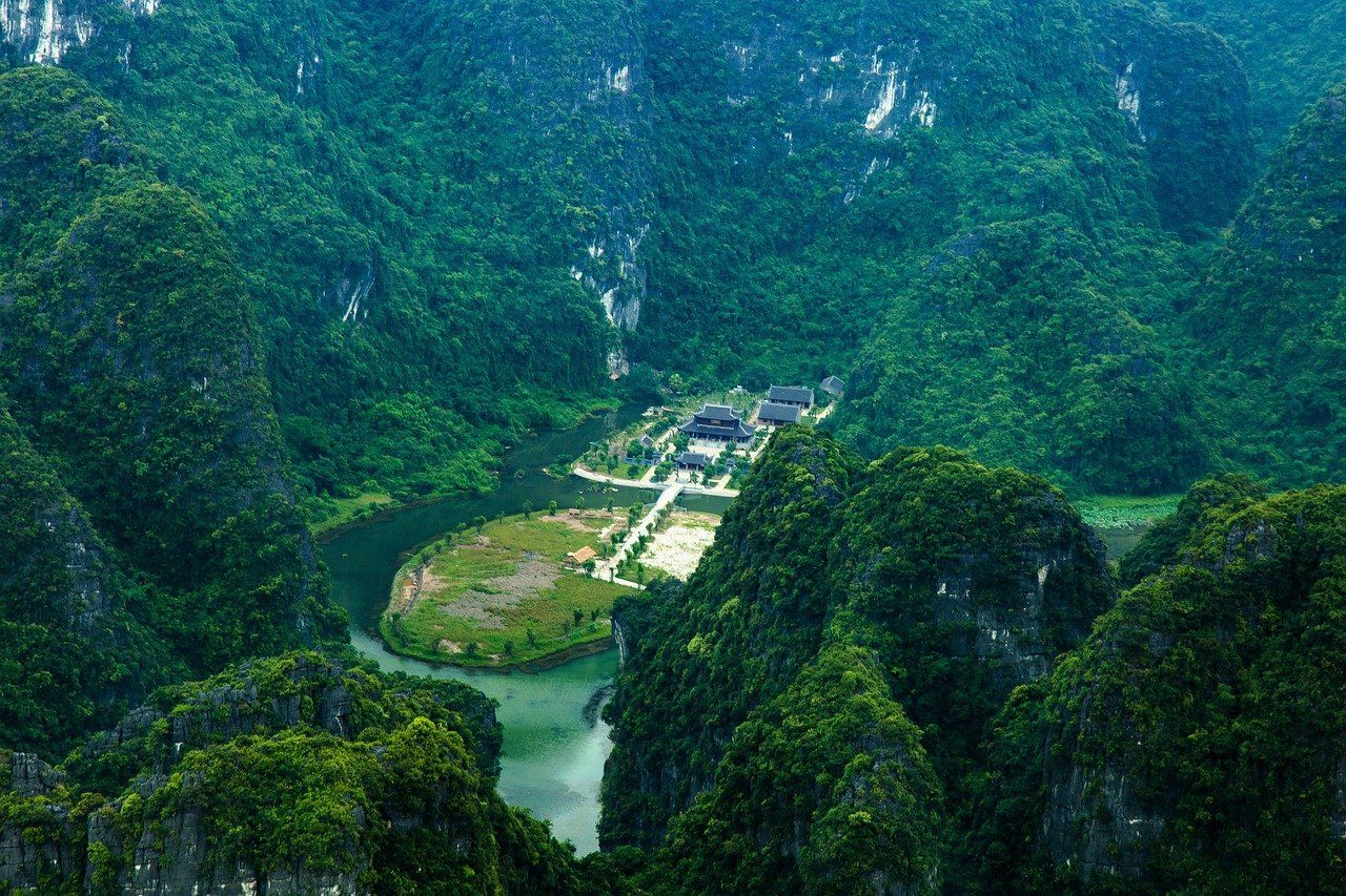 Ninh Binh en Vietnam: paisaje karstico para volar drones solo con permiso del Ministerio de Defensa