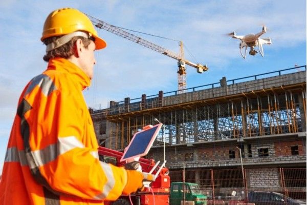 Operar dron en construcción 2026: Avance obra, cubicación y BIM as-built