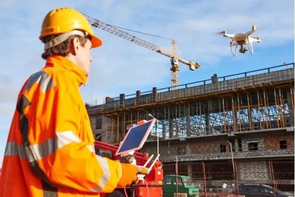 Operar dron en construcción 2026: Avance obra, cubicación y BIM as-built