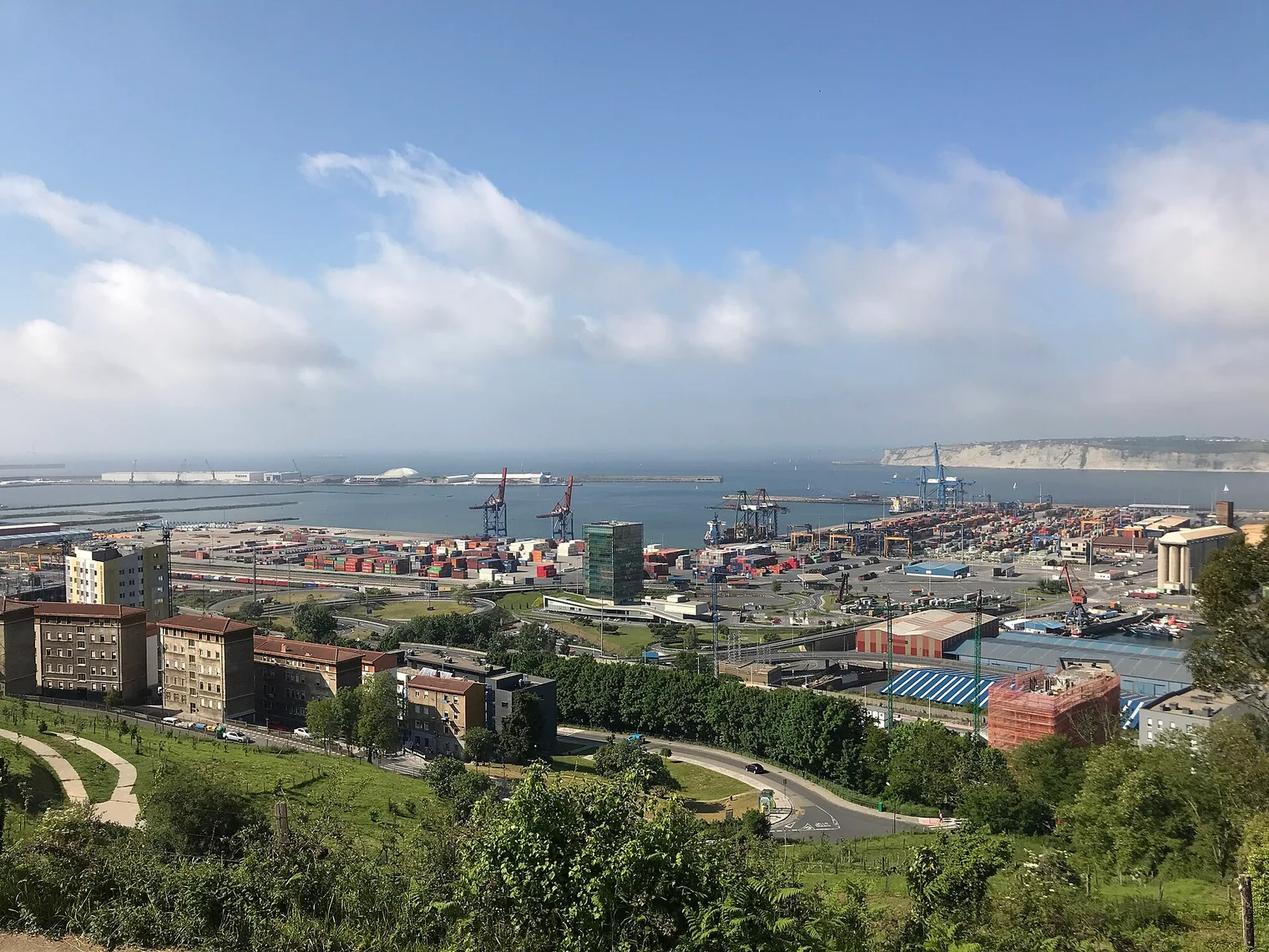 El puerto de Bilbao, con sus muelles y la ría