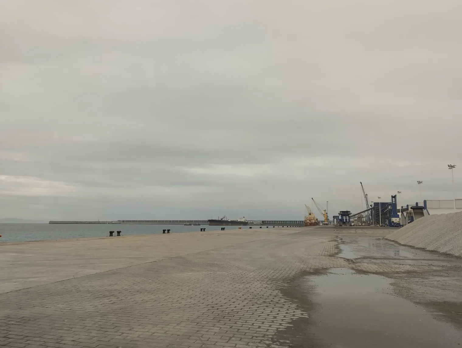 El puerto exterior de A Coruña en Punta Langosteira, con su dique de abrigo y las explanadas ganadas al mar