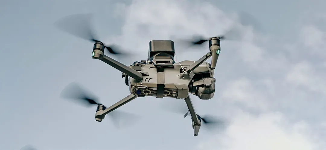 C5 EuroSafe Mavic 3: un DJI Mavic 3 en vuelo con el sistema montado encima