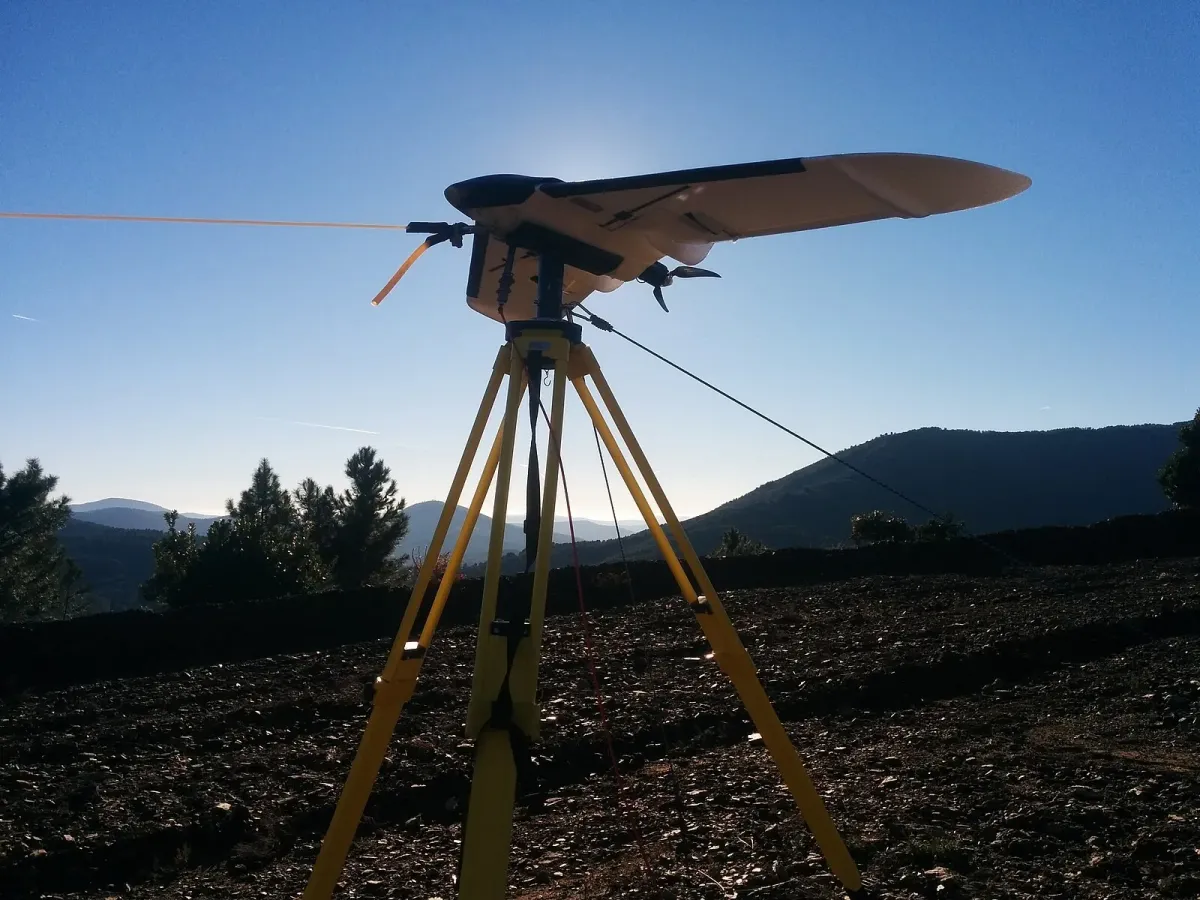 Conyca Geodrone — Trabajando en una carretera de montaña. Epb87 · Wikimedia Commons · CC BY-SA 4.0