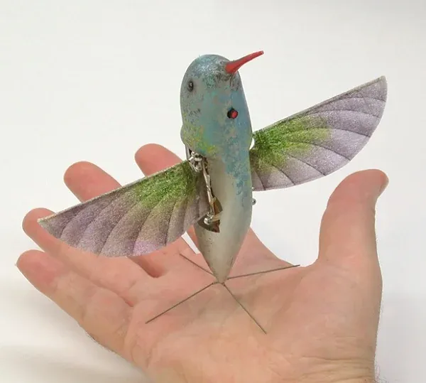 AeroVironment Nano Hummingbird — DARPA · Wikimedia Commons · dominio público