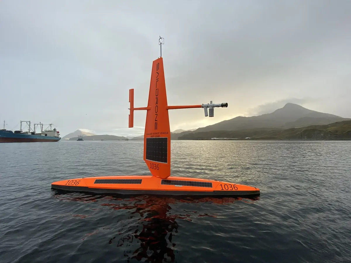 Dron a vela (USV a vela): concepto — Un Saildrone en una misión ártica de la NOAA (2019). NOAA · Wikimedia Commons · dominio público