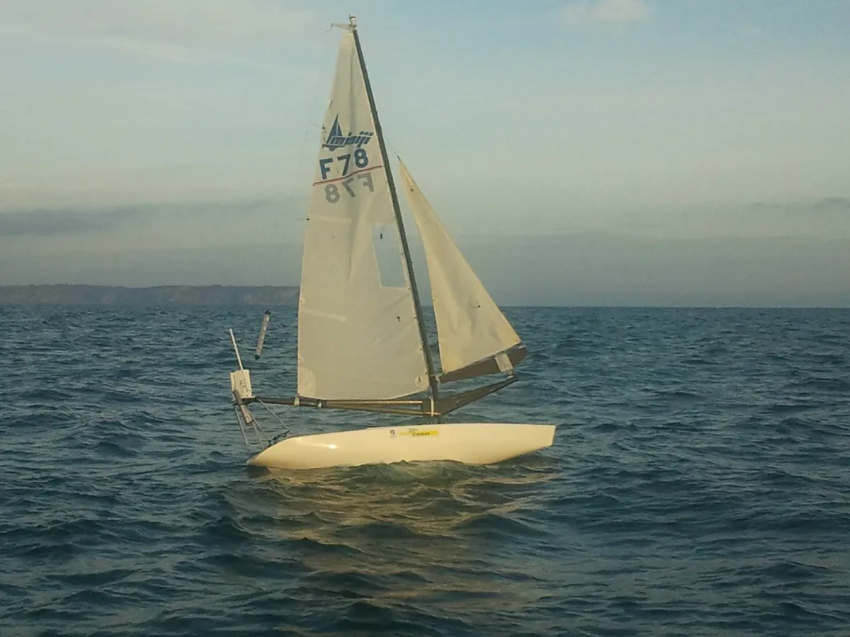 Vaimos (velero autónomo oceanográfico) — Luc Jaulin · Wikimedia Commons · CC BY-SA 3.0