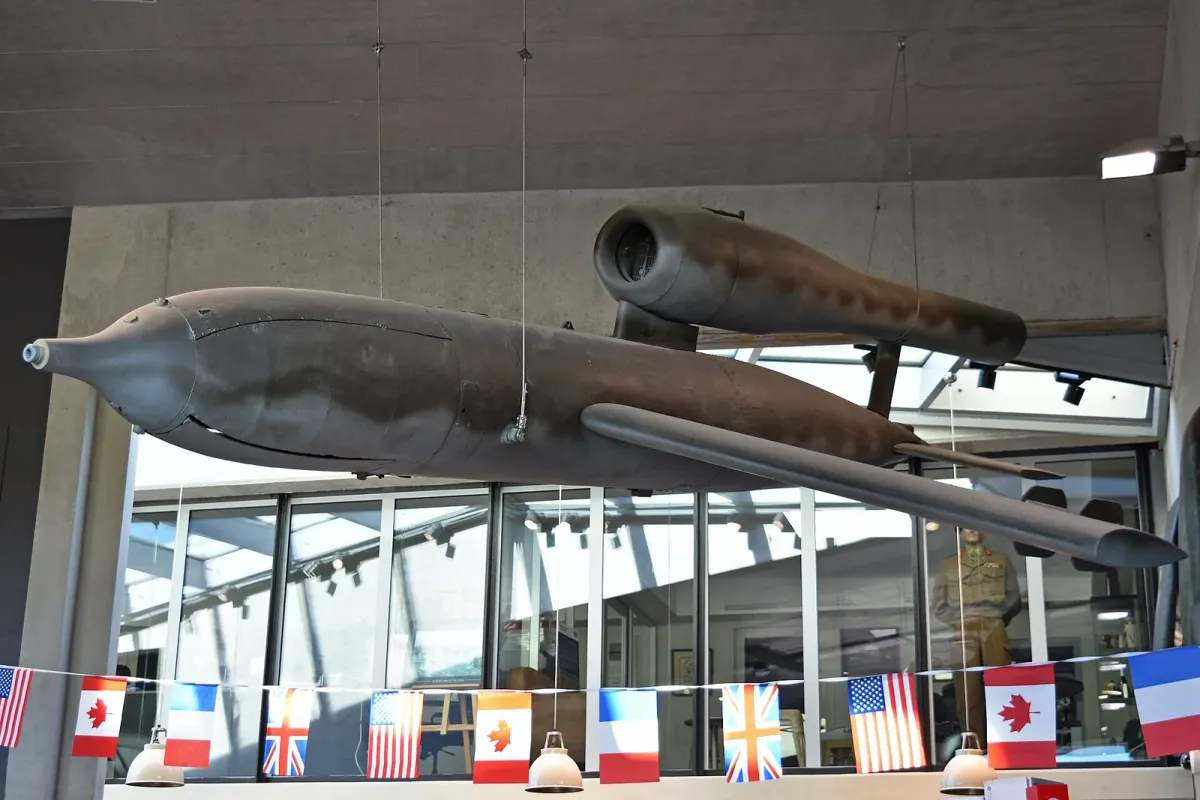 ARSAERO CT 10 — En el Overlord Museum de Colleville-sur-Mer (Normandía), expuesto como si fuera una V-1. Imagen: Alan Wilson · CC BY-SA 2.0 · Wikimedia Commons — https://commons.wikimedia.org/wiki/File:Nord_CT_10_target_drone_(ID_unknown)_at_the_Overlord_Museum.jpg
