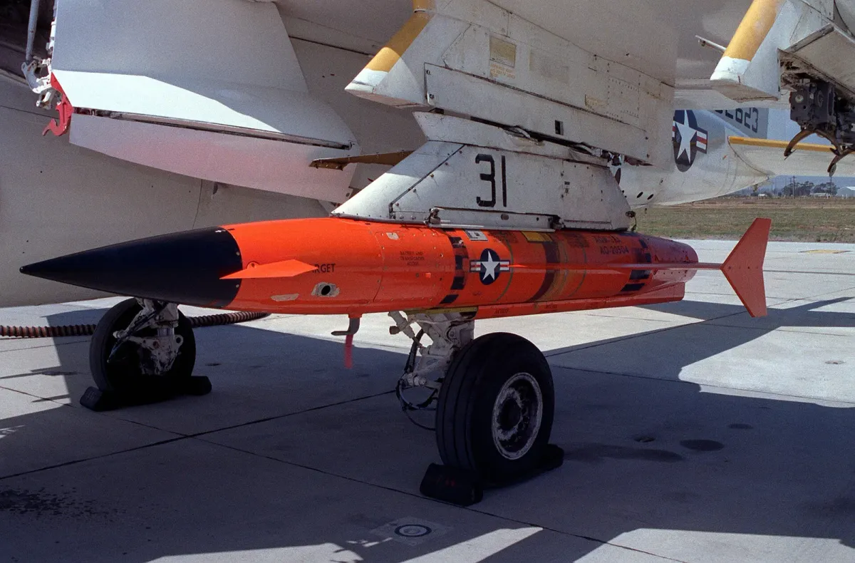 Beechcraft AQM-37 Jayhawk — Armada de EE. UU. (PH3 Colleen White) · Wikimedia Commons · dominio público
