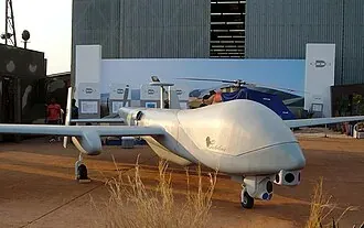 Denel Dynamics Bateleur — Una maqueta, en la feria AAD de 2004. Imagen: Darren Olivier · CC BY 2.5 · Wikimedia Commons — https://commons.wikimedia.org/wiki/File:BateleurUAV.jpg