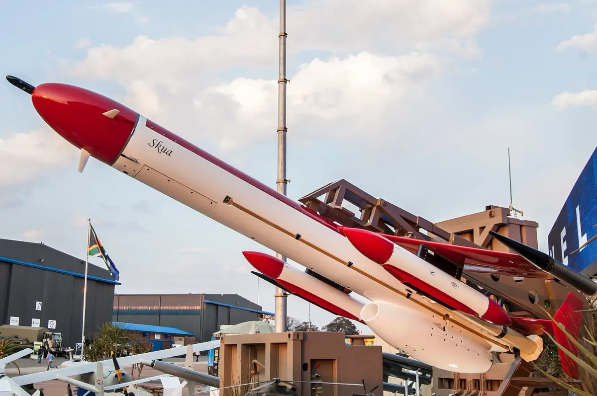 Denel Dynamics Skua — En la feria AAD de 2012. Imagen: Darren Olivier · CC BY-SA 3.0 · Wikimedia Commons — https://commons.wikimedia.org/wiki/File:Denel_Dynamics_Skua.jpg