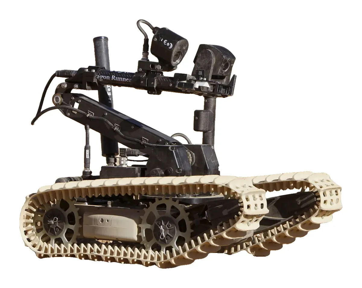 Dragon Runner — En un ejercicio en Jordania. Imagen: Steve Dock · OGL v1.0 · Wikimedia Commons (recortada sobre fondo blanco) — https://commons.wikimedia.org/wiki/File:Dragon_Runner_Bomb_Disposal_Robot_MOD_45159060.jpg