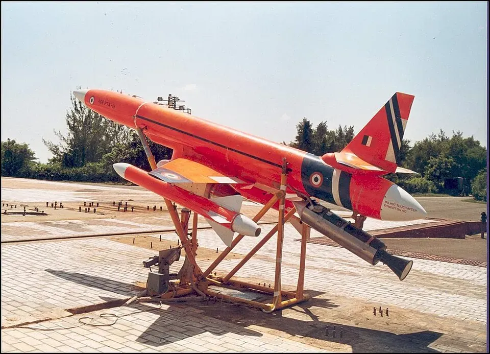 DRDO Lakshya — En su lanzador. Imagen: Ministerio de Defensa de la India · GODL-India · Wikimedia Commons — https://commons.wikimedia.org/wiki/File:Lakshya_target_drone.jpg