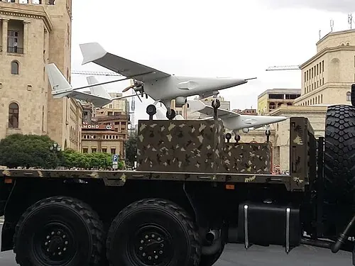 Krunk — Sobre su vehículo, en un desfile. Imagen: Jonj7490 · CC BY-SA 4.0 · Wikimedia Commons — https://commons.wikimedia.org/wiki/File:Krunk_UAV.jpg