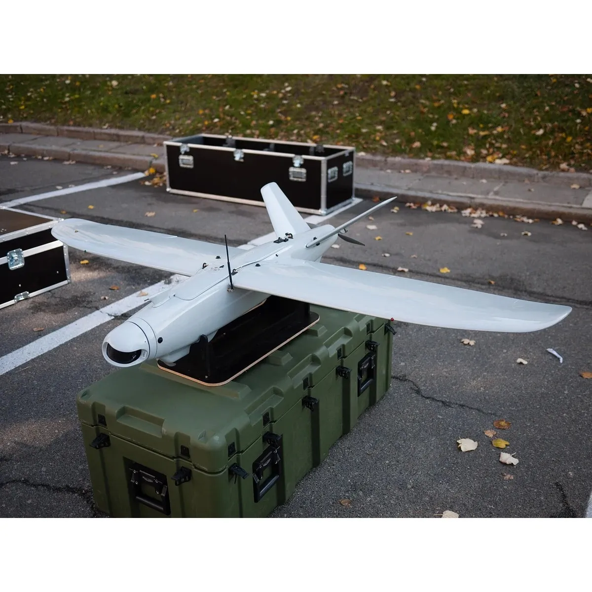 DeViRo Leleka-100 — Imagen: VoidWanderer · CC BY-SA 4.0 · Wikimedia Commons — https://commons.wikimedia.org/wiki/File:Leleka-100_UAV,_Kyiv_2021,_20.jpg