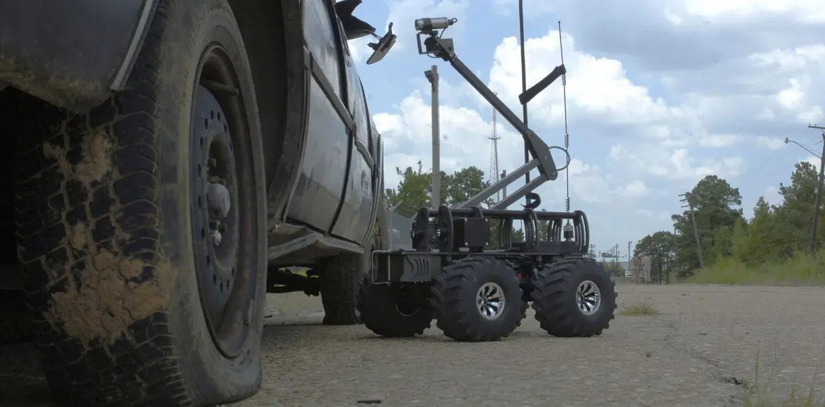 MARCbot — Un MARCbot IV con la cámara en alto. Imagen: Ejército de los Estados Unidos · dominio público · Wikimedia Commons — https://commons.wikimedia.org/wiki/File:MARCbot.jpg