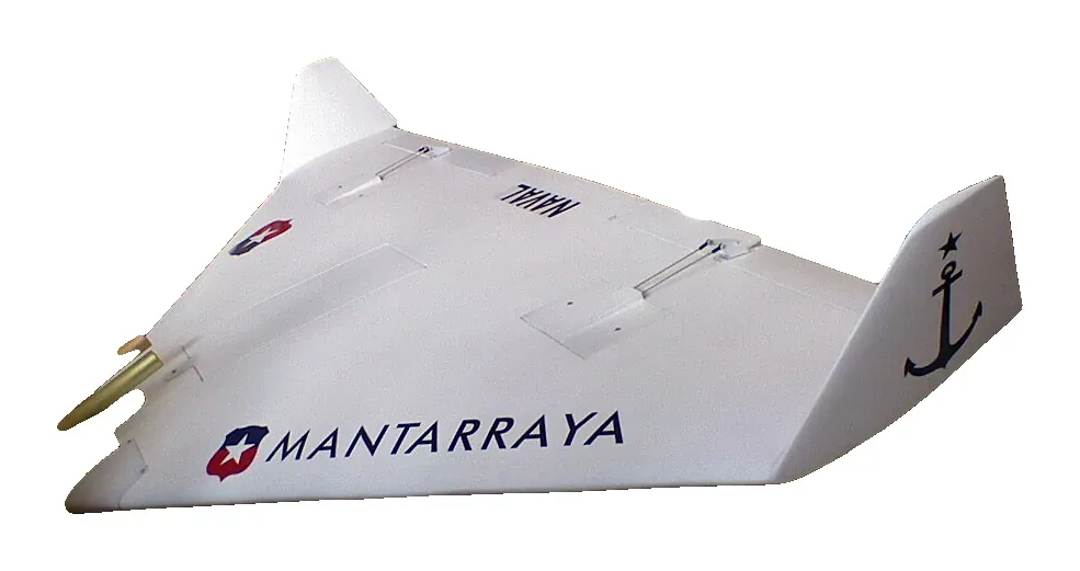 RMS Manta I — En la feria FIDAE de 2008. Imagen: REMP81 · CC BY 3.0 · Wikimedia Commons (recortada sobre fondo blanco) — https://commons.wikimedia.org/wiki/File:Manta_I_en_Fidae_2008.JPG