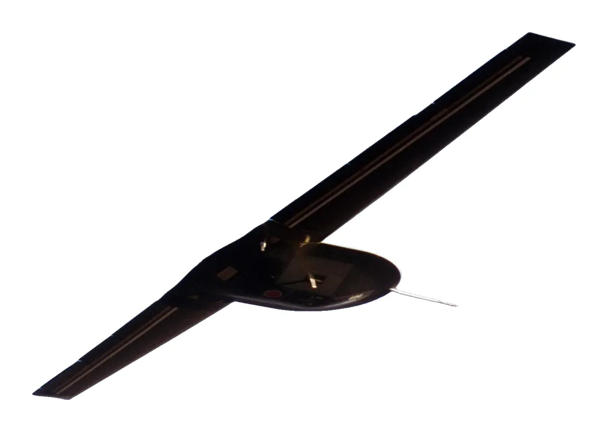 Lockheed Martin RQ-3 DarkStar — El segundo DarkStar, en vuelo. Imagen: Carla Thomas · dominio público · Wikimedia Commons (recortada sobre fondo blanco) — https://commons.wikimedia.org/wiki/File:DarkStar_Tier_III.jpg