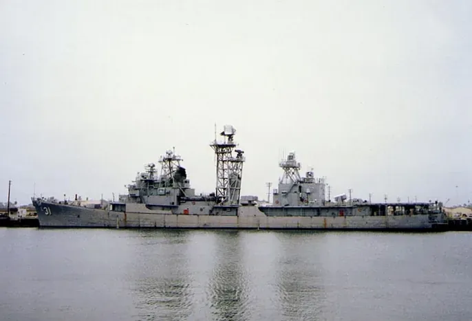 Self Defense Test Ship (buque de pruebas teledirigido) — El primer buque, el ex-USS Decatur. Frank V. Thompson, Armada de EE. UU. · Wikimedia Commons · dominio público