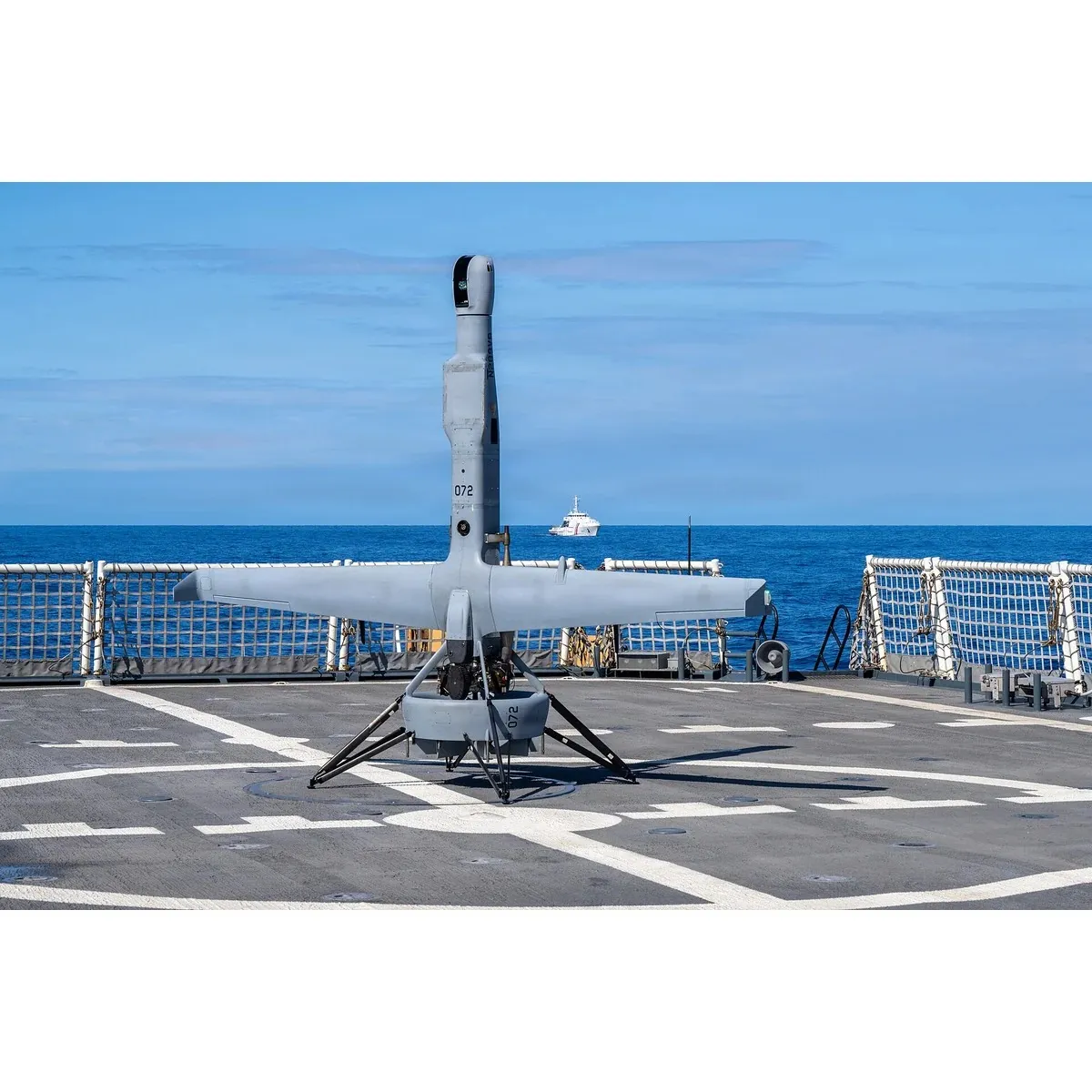 Shield AI V-BAT (MQ-35A) — Imagen: U.S. Coast Guard photo by Petty Officer 2nd Class Ryan Graves · Public domain · Wikimedia Commons — https://commons.wikimedia.org/wiki/File:260715-G-IC479-1325_V-BAT_drone_lands_on_USCGC_Kimball_(WMSL_756)_during_RIMPAC_2026.jpg