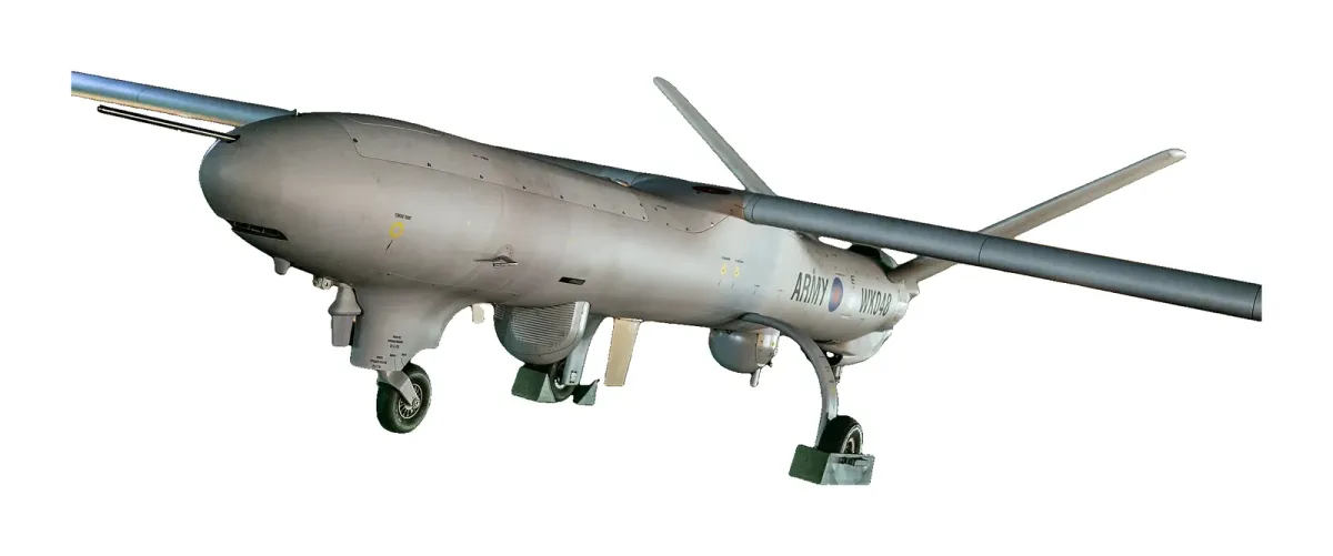 Thales Watchkeeper WK450 — Uno de la Artillería Real en la base de Akrotiri (Chipre). Imagen: Ministerio de Defensa británico · OGL v1.0 · Wikimedia Commons (recortada sobre fondo blanco) — https://commons.wikimedia.org/wiki/File:British_Army_Watchkeeper_UAV_at_RAF_Akrotiri.jpg