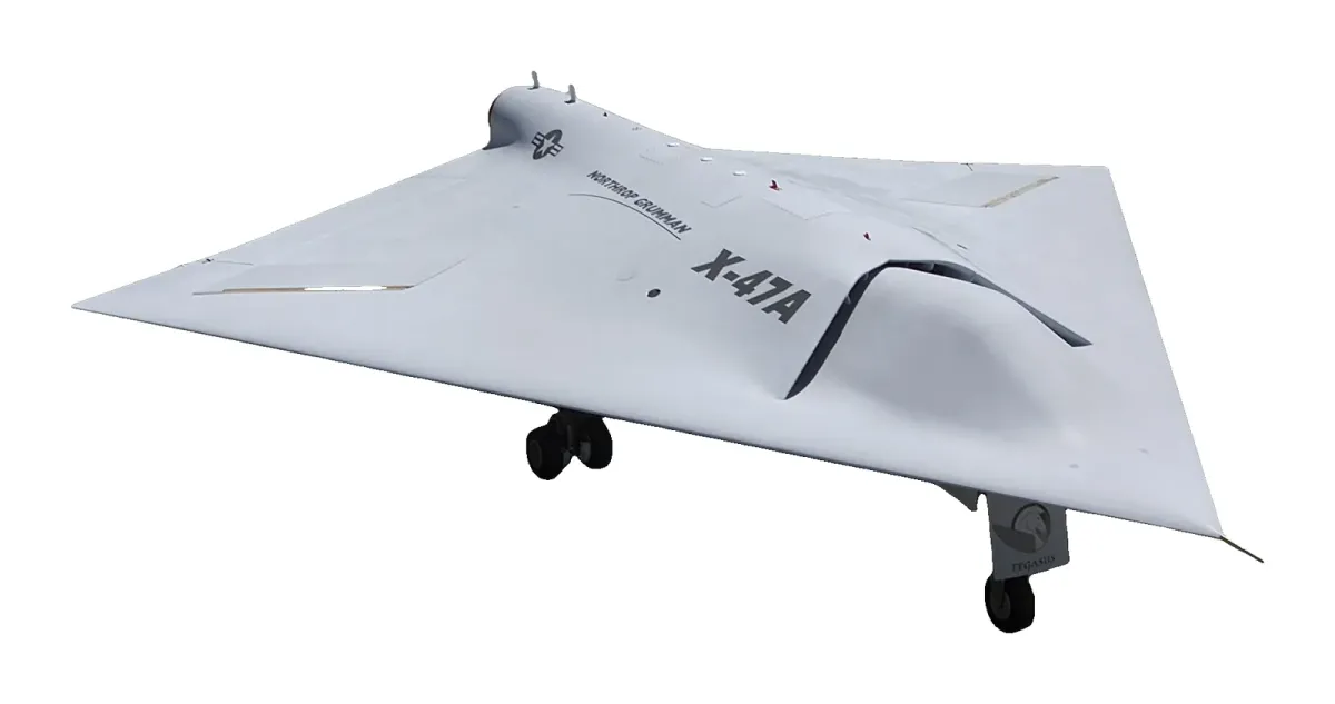 Northrop Grumman X-47A Pegasus — En su presentación. Imagen: DARPA · dominio público · Wikimedia Commons (recortada sobre fondo blanco) — https://commons.wikimedia.org/wiki/File:X-47A_rollout.jpg